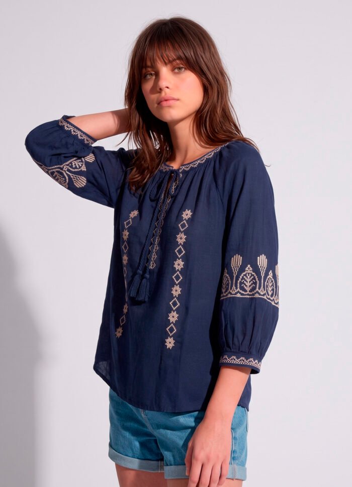 Blusa Azul Marinho Bordada em Off White Linho e Viscose Manga 3/4 Sob - Imagem 4