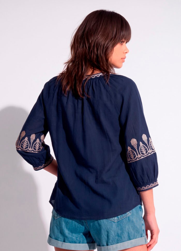 Blusa Azul Marinho Bordada em Off White Linho e Viscose Manga 3/4 Sob - Imagem 5