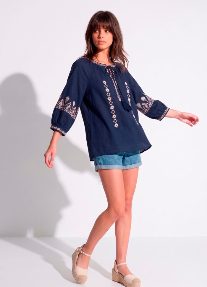Blusa Azul Marinho Bordada em Off White Linho e Viscose Manga 3/4 Sob - Imagem 6