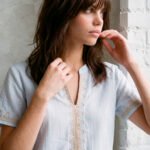 Blusa Azul Clara Bordada em Bege Manga Curta em Algodão Sob