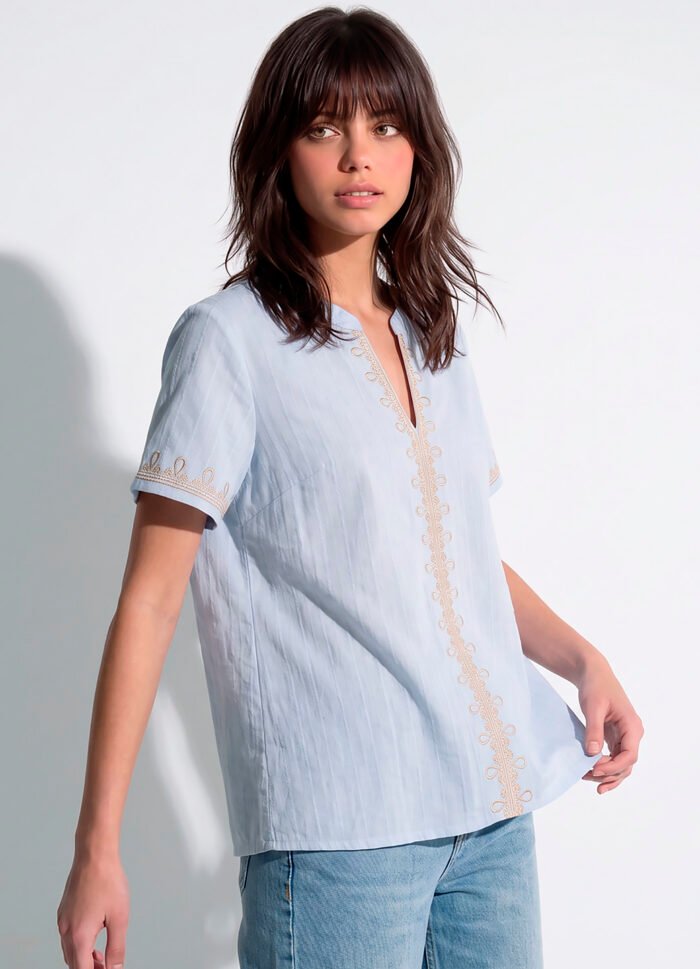 Blusa Azul Clara Bordada em Bege Manga Curta em Algodão Sob - Imagem 2