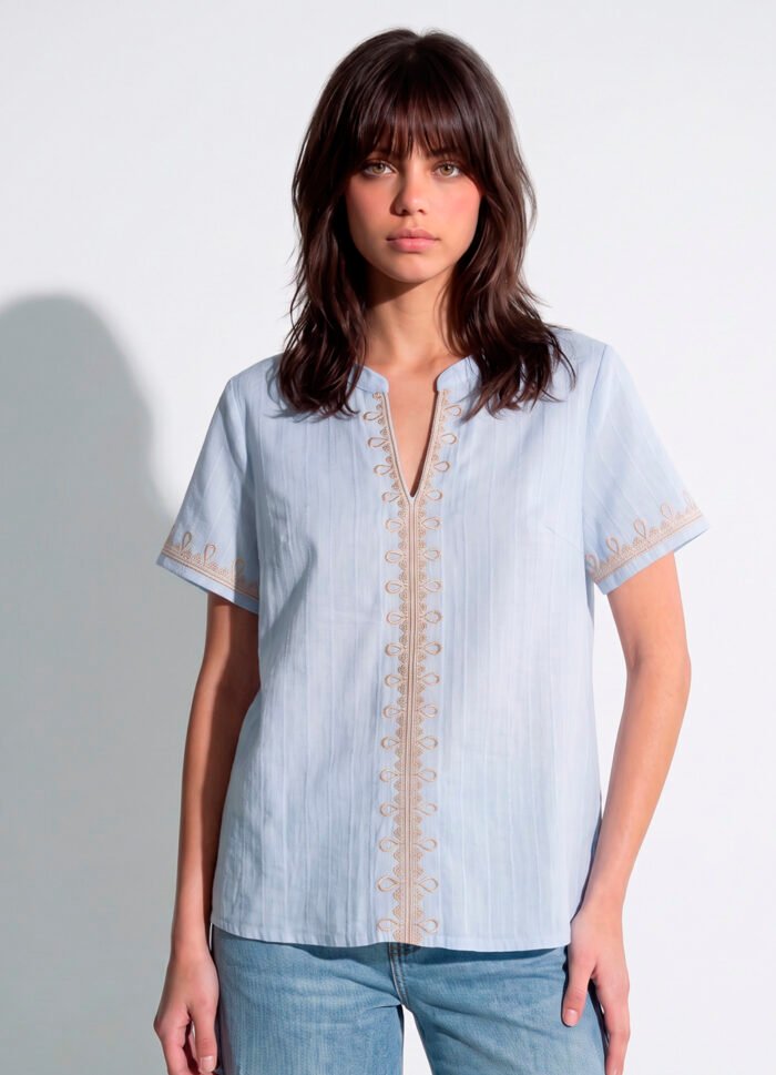 Blusa Azul Clara Bordada em Bege Manga Curta em Algodão Sob - Imagem 4
