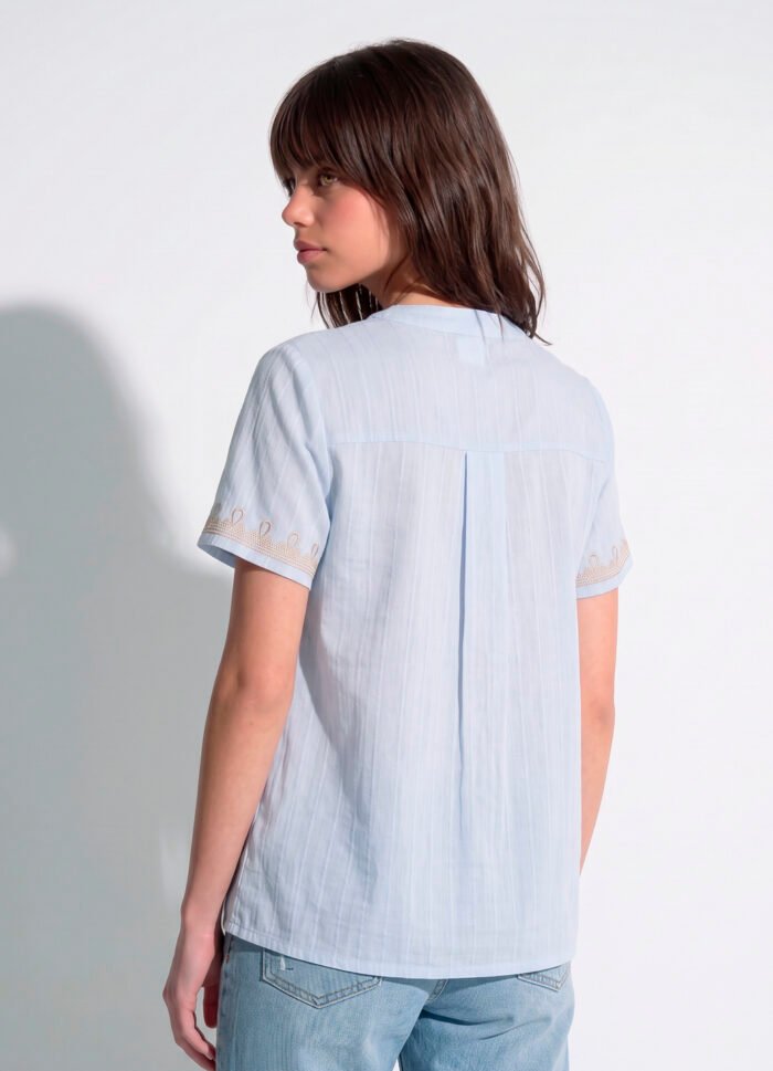 Blusa Azul Clara Bordada em Bege Manga Curta em Algodão Sob - Imagem 5