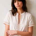 Blusa Branca Boho Bordada em Bege Manga Curta em Algodão Sob