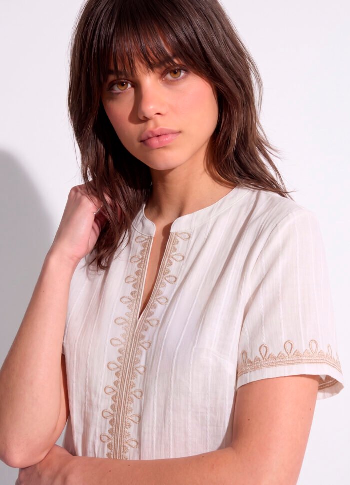 Blusa Branca Boho Bordada em Bege Manga Curta em Algodão Sob - Imagem 2