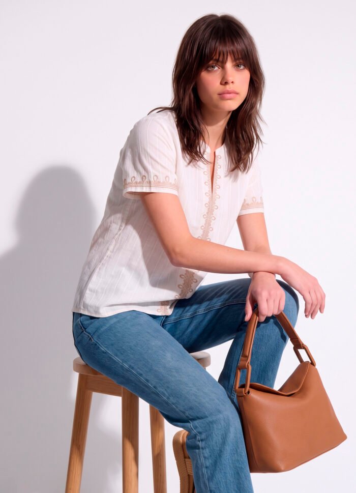 Blusa Branca Boho Bordada em Bege Manga Curta em Algodão Sob - Imagem 5