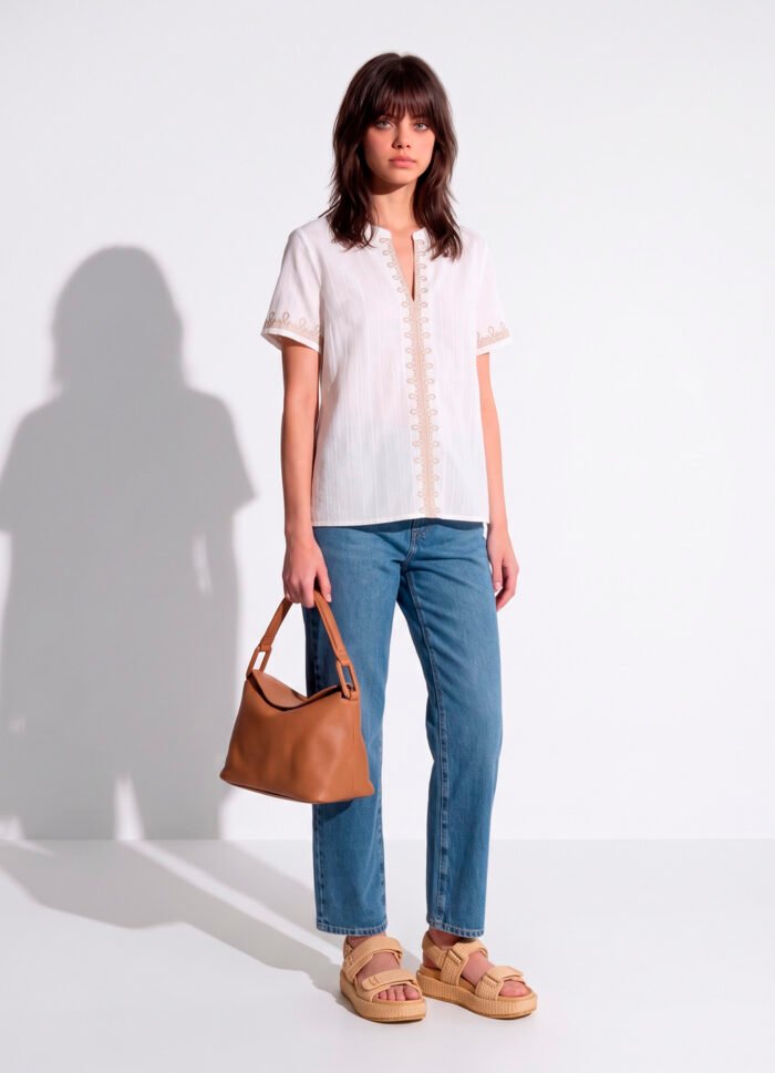 Blusa Branca Boho Bordada em Bege Manga Curta em Algodão Sob - Imagem 6