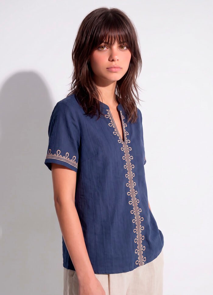 Blusa Marinho Boho Bordada em Bege Manga Curta em Algodão Sob - Imagem 4