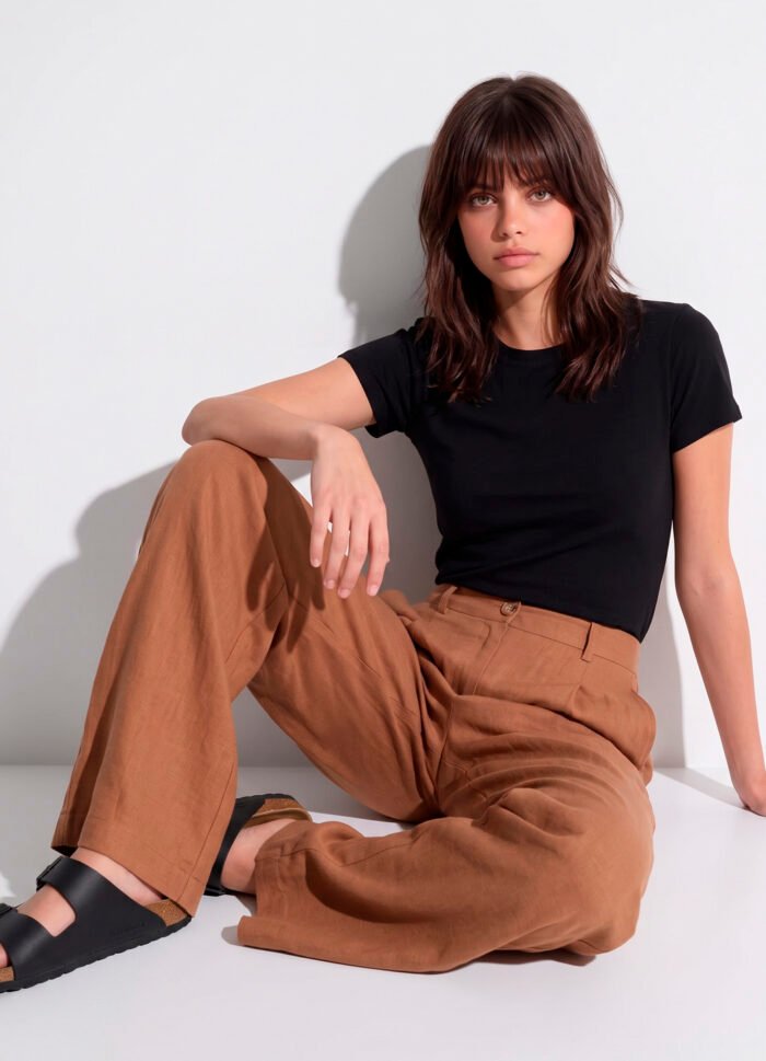 Calça Pantalona Marrom Canela Linho com Prega e Bolso Sob - Imagem 2
