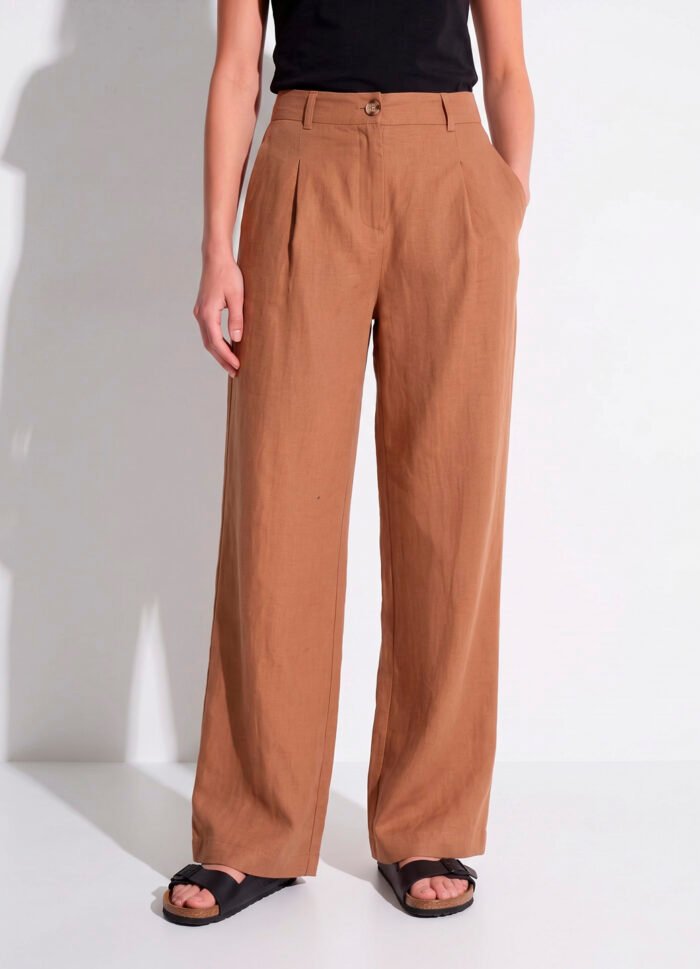 Calça Pantalona Marrom Canela Linho com Prega e Bolso Sob - Imagem 3