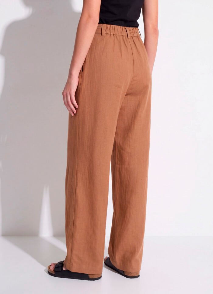 Calça Pantalona Marrom Canela Linho com Prega e Bolso Sob - Imagem 5