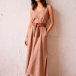 Vestido Longo de Linho Bege Mocca Gola V com Bolsos Sob