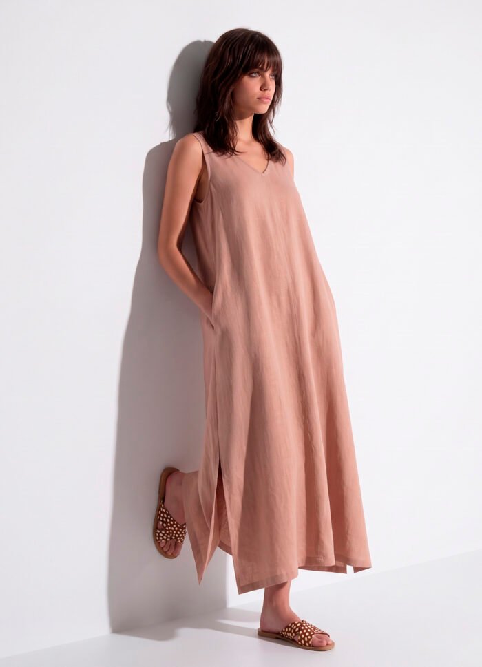 Vestido Longo de Linho Bege Mocca Gola V com Bolsos Sob - Imagem 2