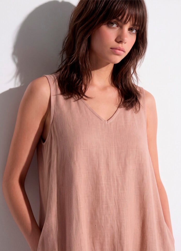 Vestido Longo de Linho Bege Mocca Gola V com Bolsos Sob - Imagem 5