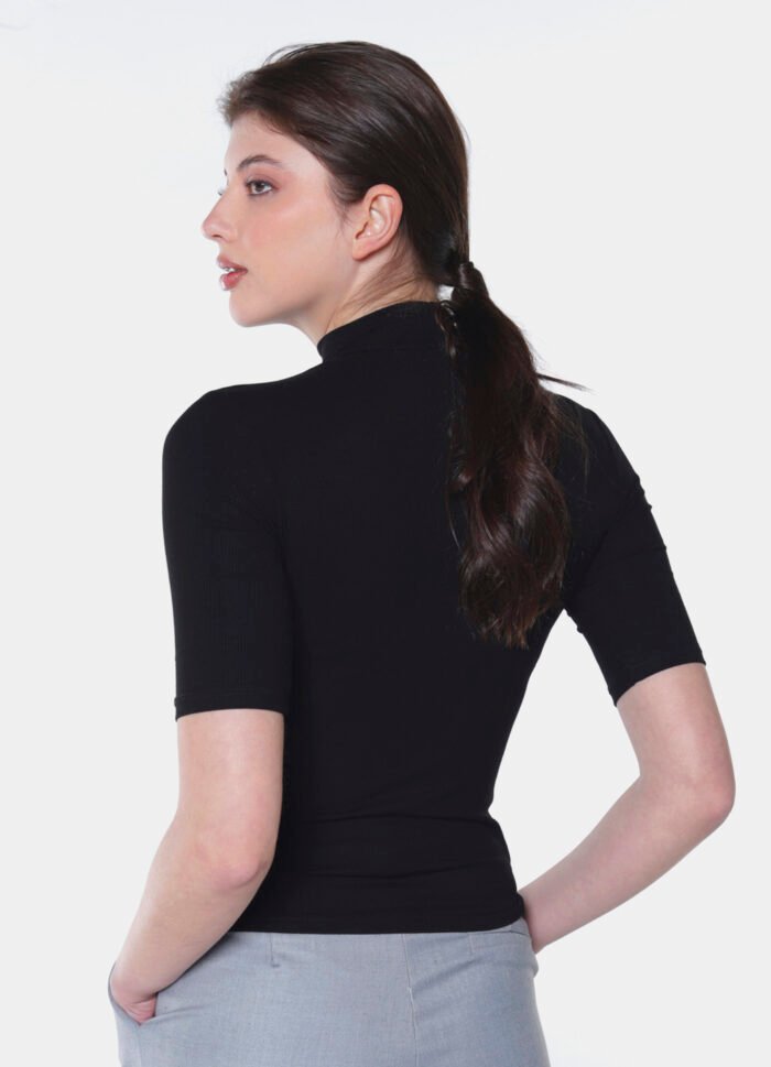 Blusa Preta Manga Curta  Básica Gola Alta em Viscose - Imagem 4