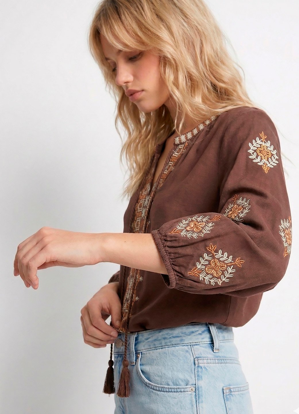 blusa marrom manga 34 gola bordada 1 Blusa Marrom Bordada Manga 3/4 Gola Bordada Viscose Boho Sob - Imagem 1